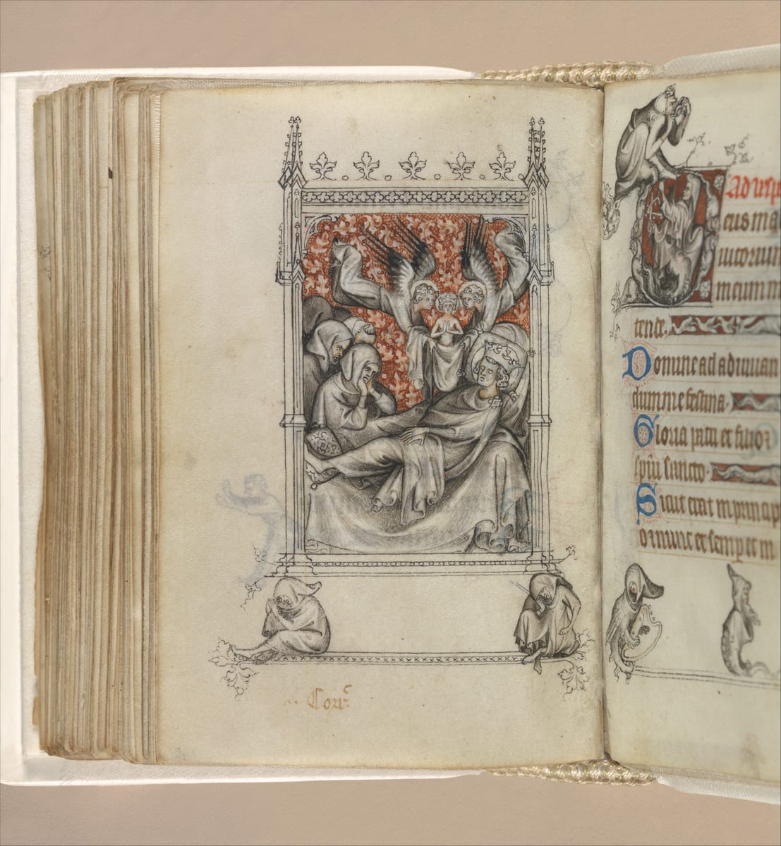 In a grisaille miniature, a crowned, haloed king lies on a bed with his eyes closed as mourners bend over him, while two angels above carry a small crowned soul in a cloth.