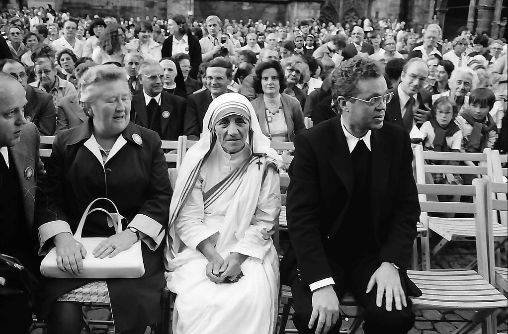 A black-and-white portrait of Mother Teresa in a white sari with a blue border, taken in Freiburg im Breisgau in September 1978 AD.